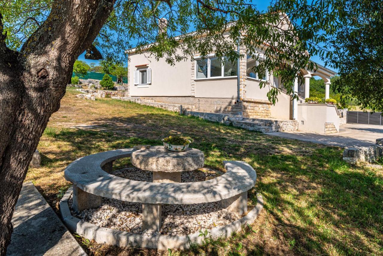 Holiday Home Ante With Beautiful Private Garden Nadin Exterior foto