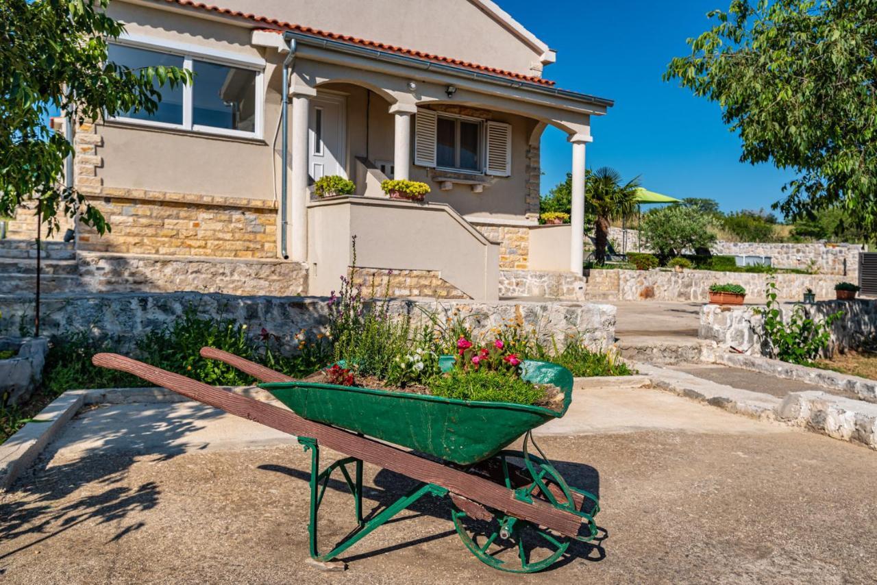 Holiday Home Ante With Beautiful Private Garden Nadin Exterior foto