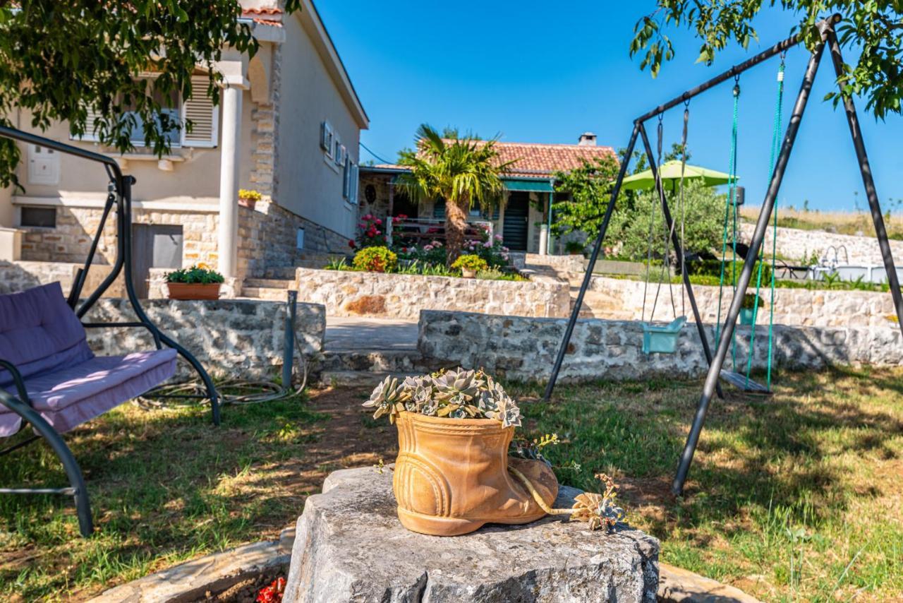 Holiday Home Ante With Beautiful Private Garden Nadin Exterior foto