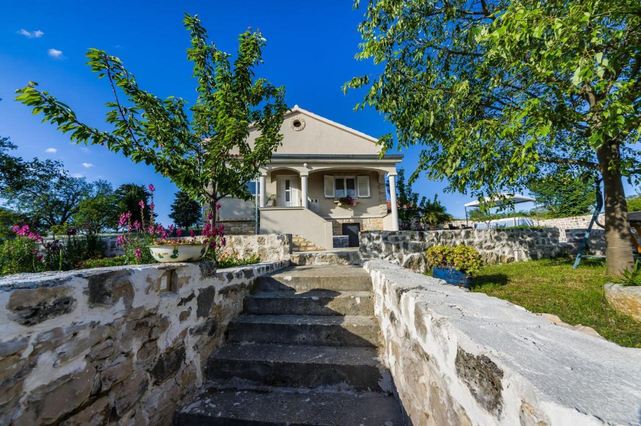 Holiday Home Ante With Beautiful Private Garden Nadin Exterior foto
