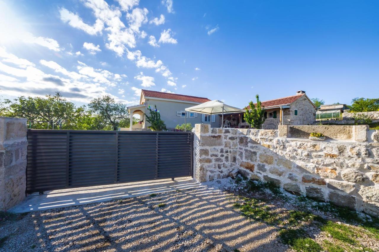Holiday Home Ante With Beautiful Private Garden Nadin Exterior foto